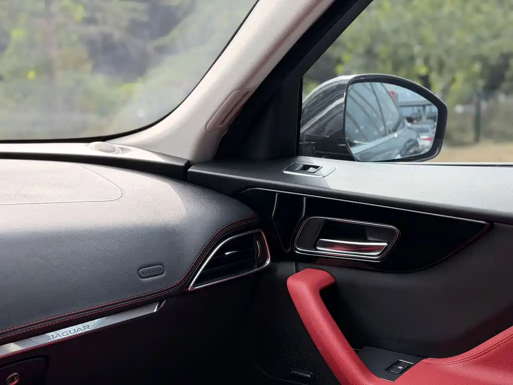 Jaguar F-PACE — миниатюра 10