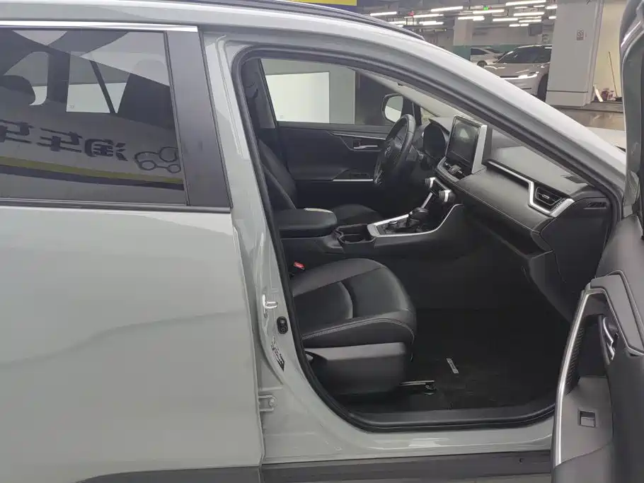 Toyota RAV4 — миниатюра 8