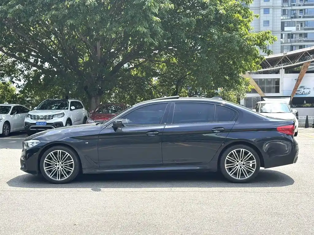 BMW 5 Series — миниатюра 6