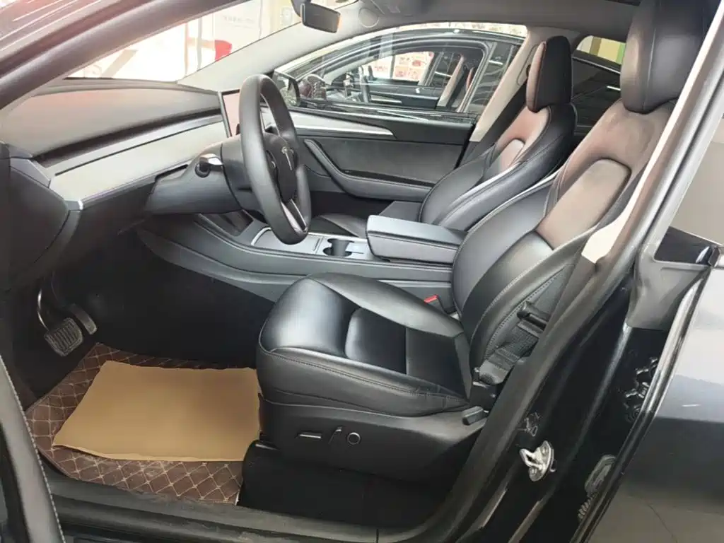 Tesla Model Y — миниатюра 15