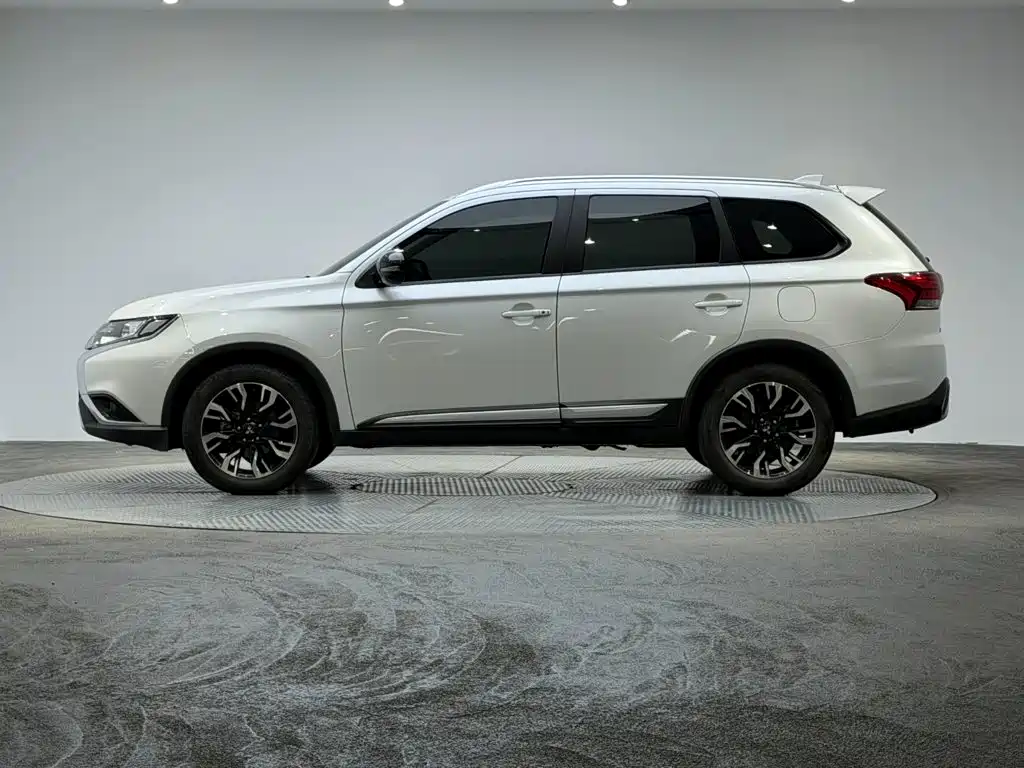 Mitsubishi Outlander — миниатюра 6