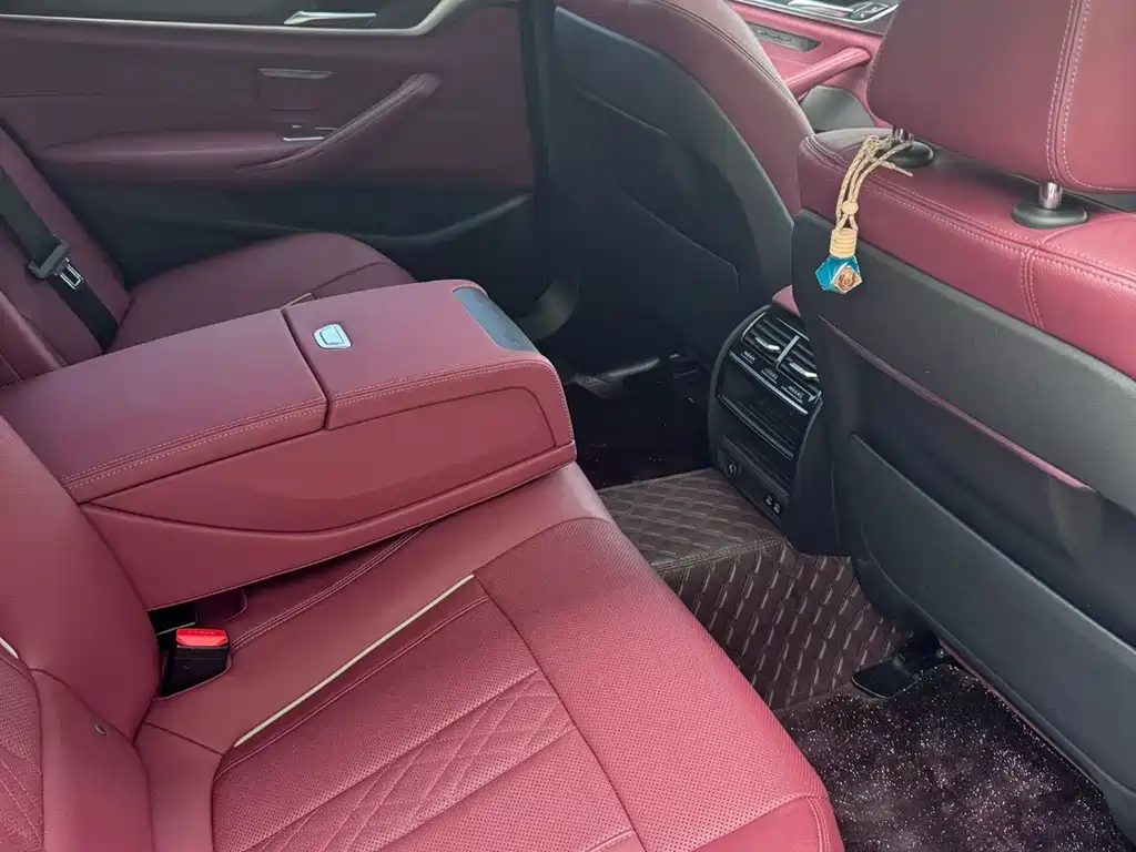BMW 5 Series — миниатюра 8
