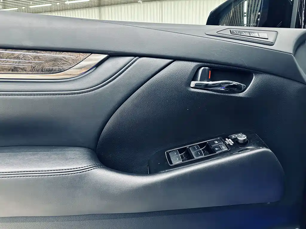 Toyota Vellfire — миниатюра 8