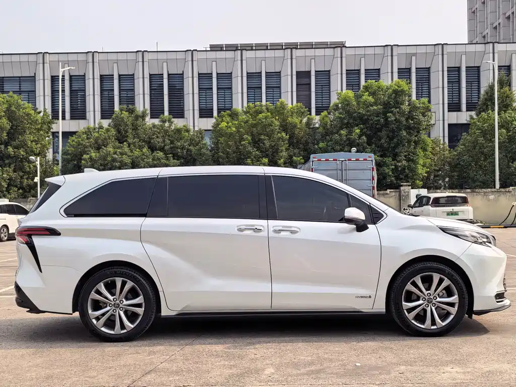 Toyota Sienna — миниатюра 3
