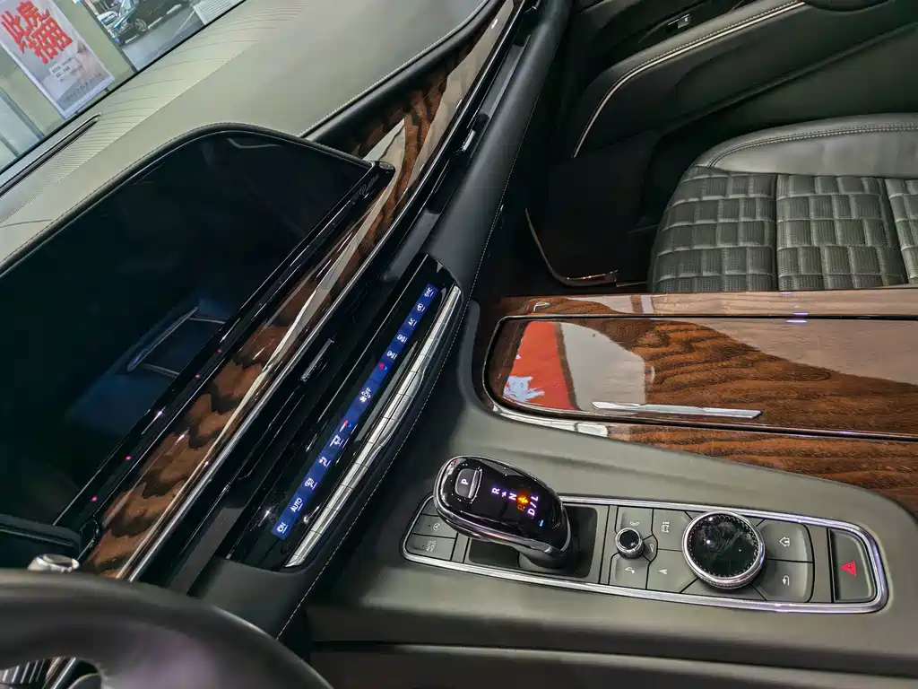 Cadillac Escalade — миниатюра 15