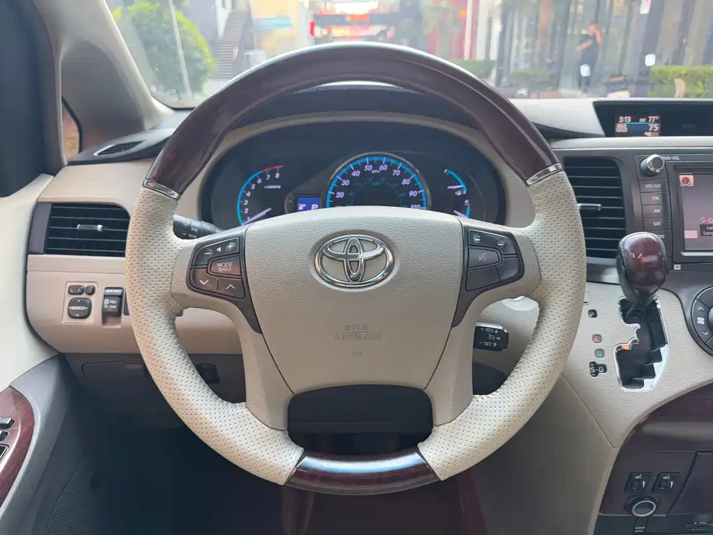 Toyota Sienna — миниатюра 13