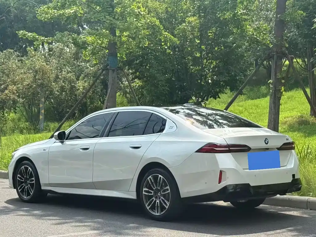 BMW 5 Series — миниатюра 9