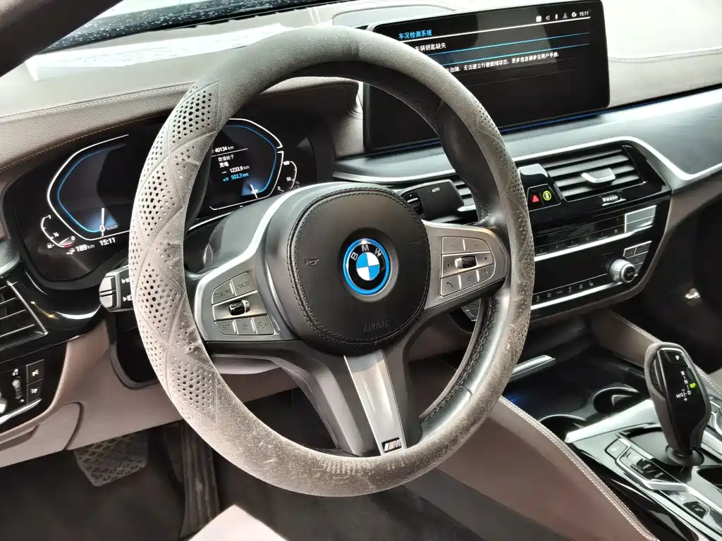 BMW 5 Series New Energy — миниатюра 8
