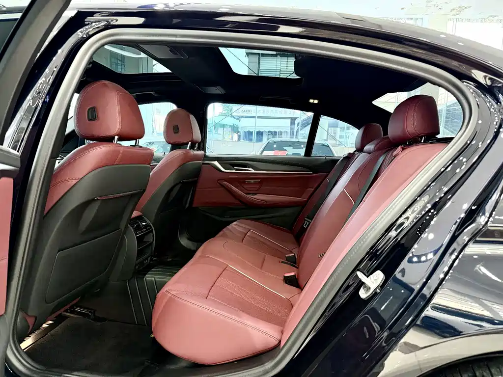 BMW 5 Series — миниатюра 8