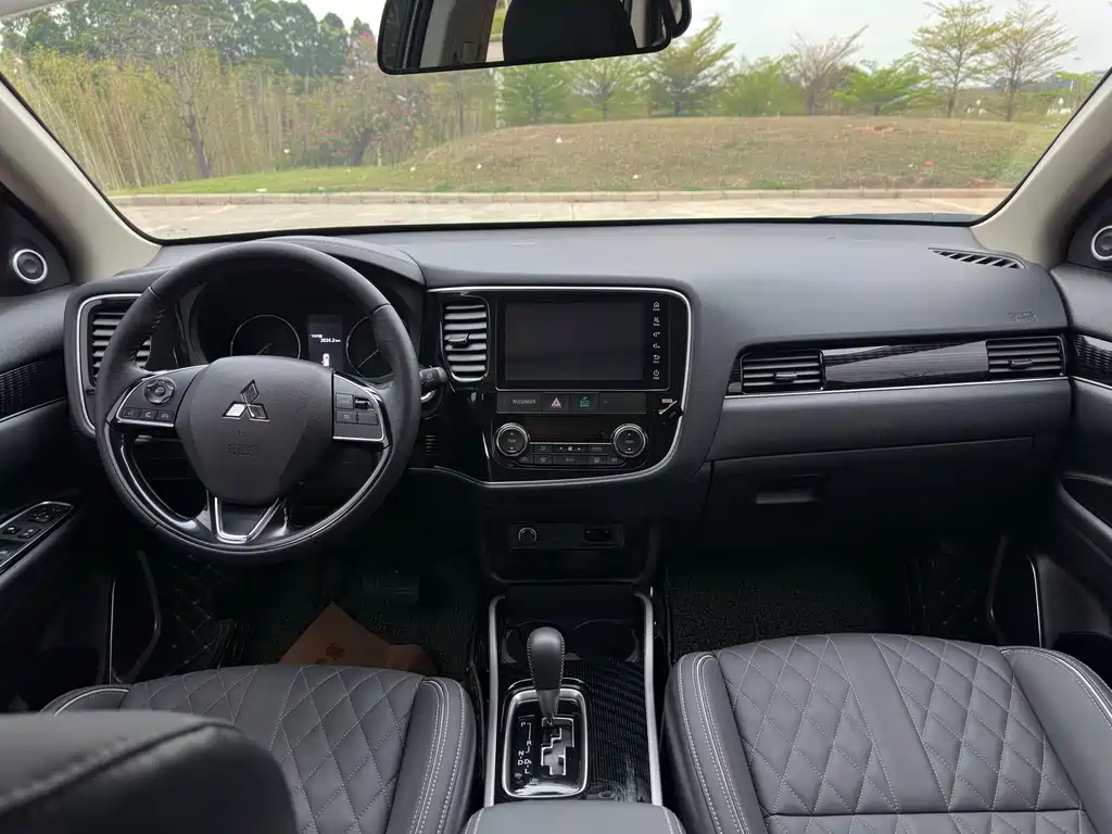 MITSUBISHI OUTLANDER