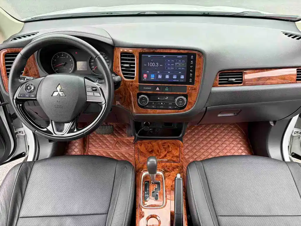 MITSUBISHI OUTLANDER