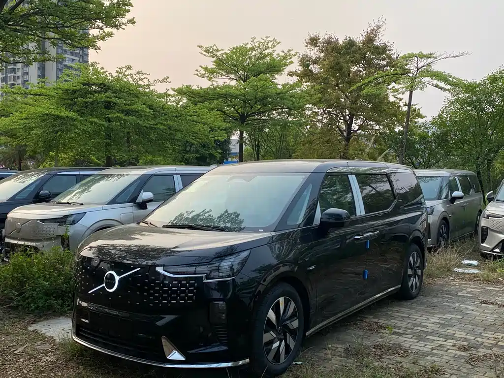 Volvo EM90 2026