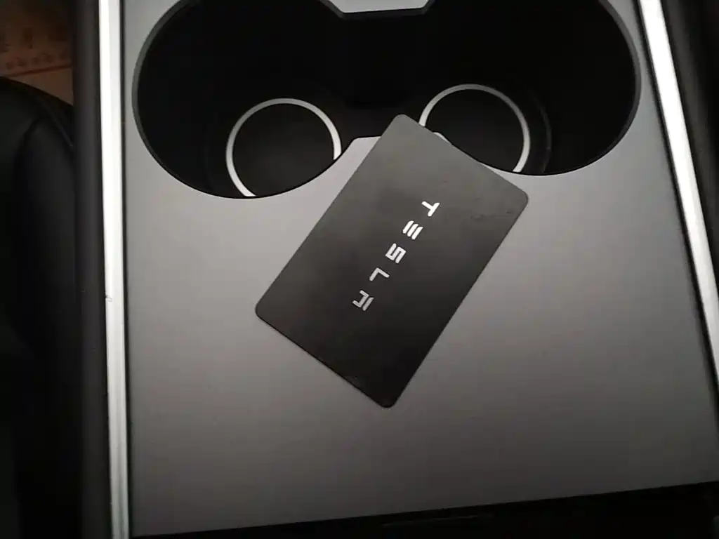 Tesla Model Y — миниатюра 9