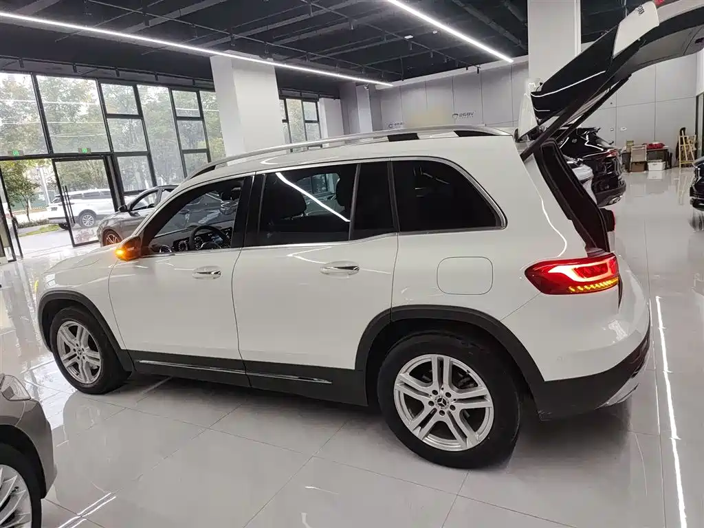 MERCEDES-BENZ GLB