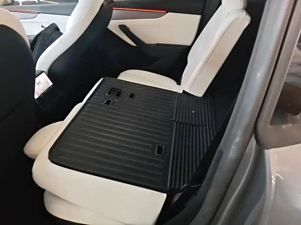 Tesla Model Y — миниатюра 17