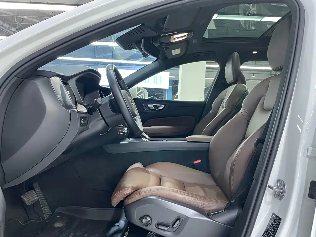 Volvo XC60 PHEV — миниатюра 3