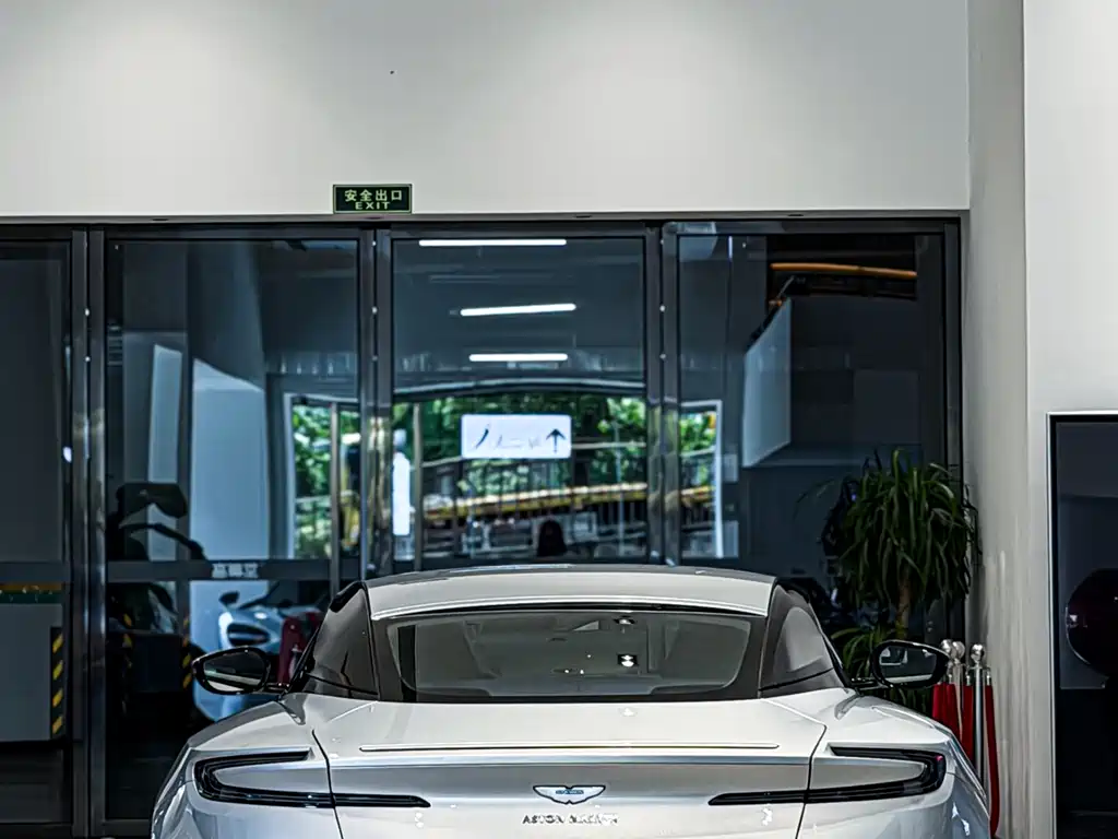 Aston Martin DB11 — миниатюра 5