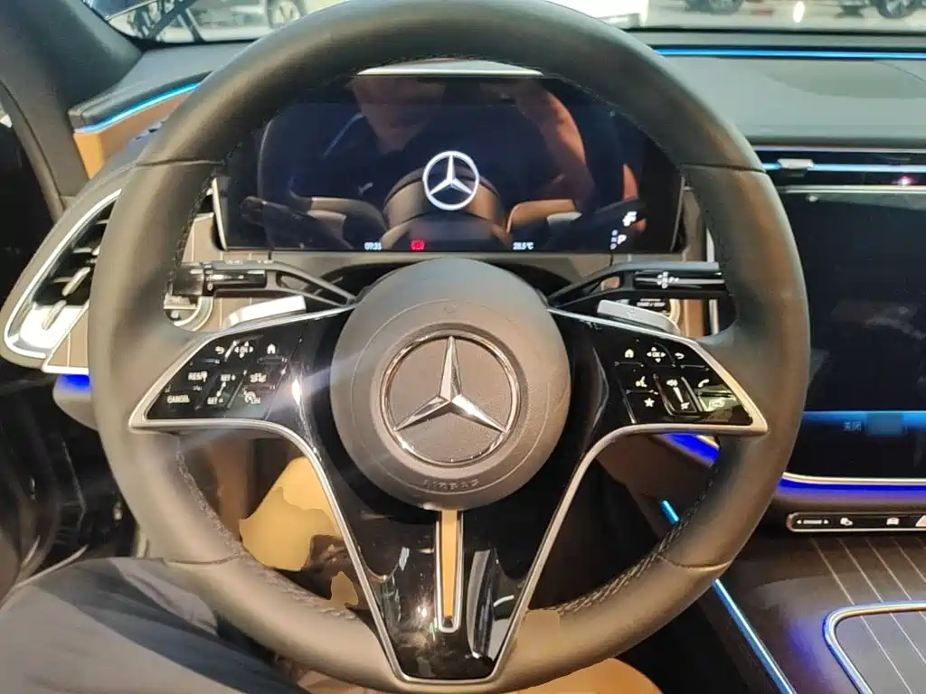 Mercedes-Benz E-Class — миниатюра 11