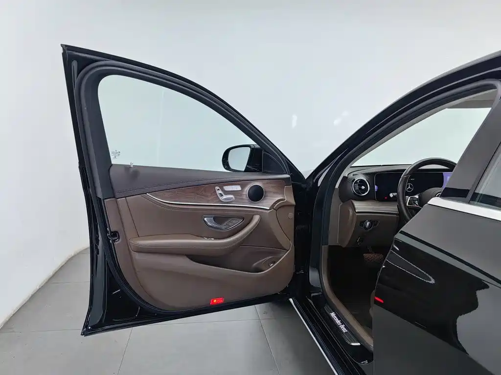 Mercedes-Benz E-Class — миниатюра 8