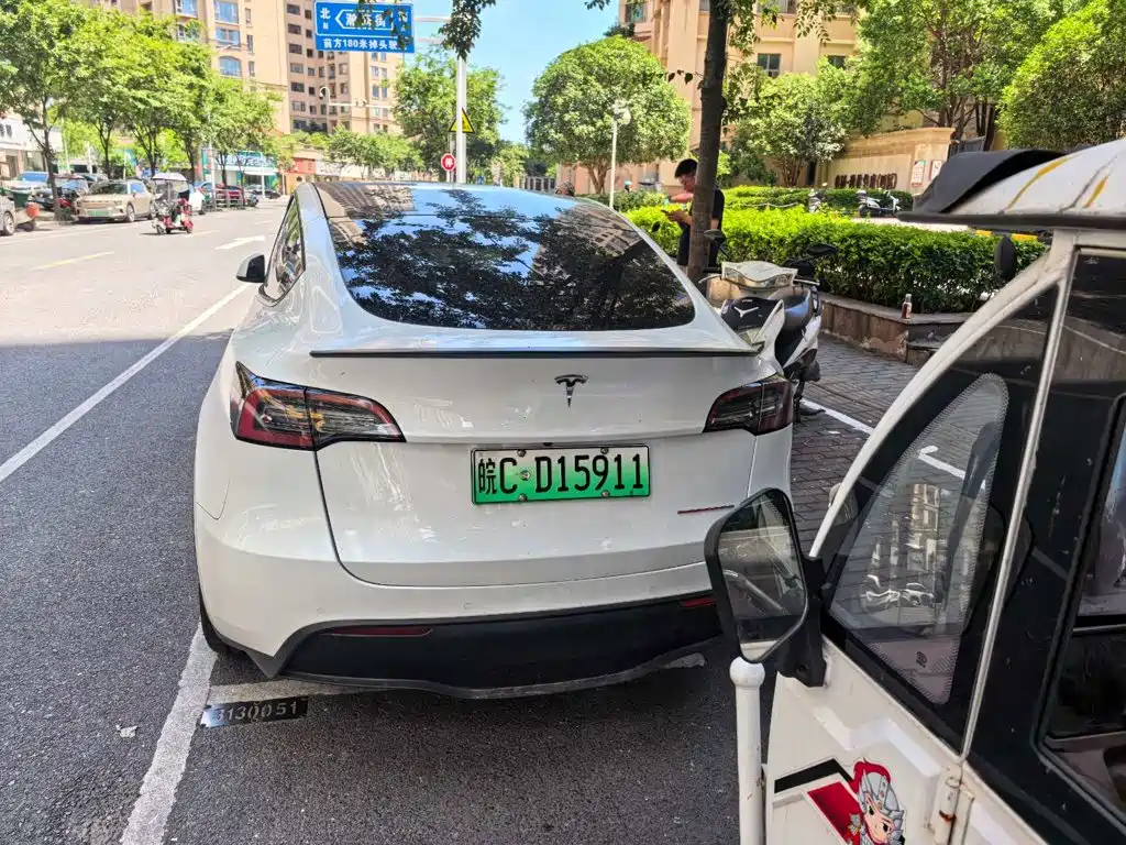 Tesla Model Y — миниатюра 6