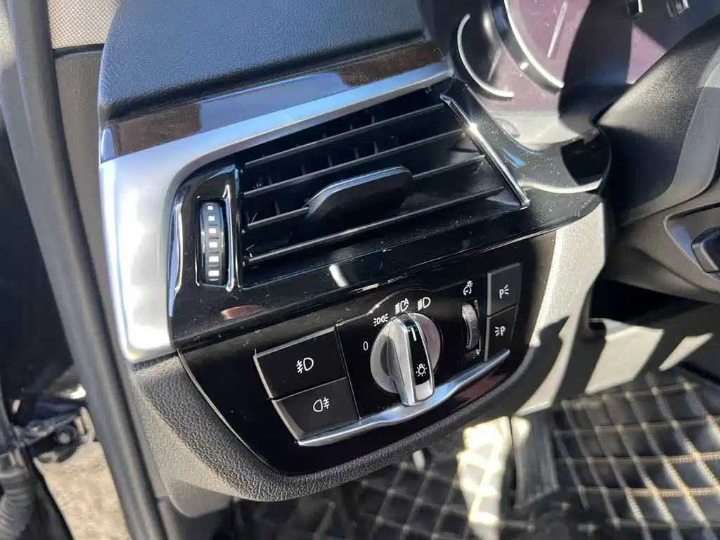BMW 5 Series — миниатюра 13