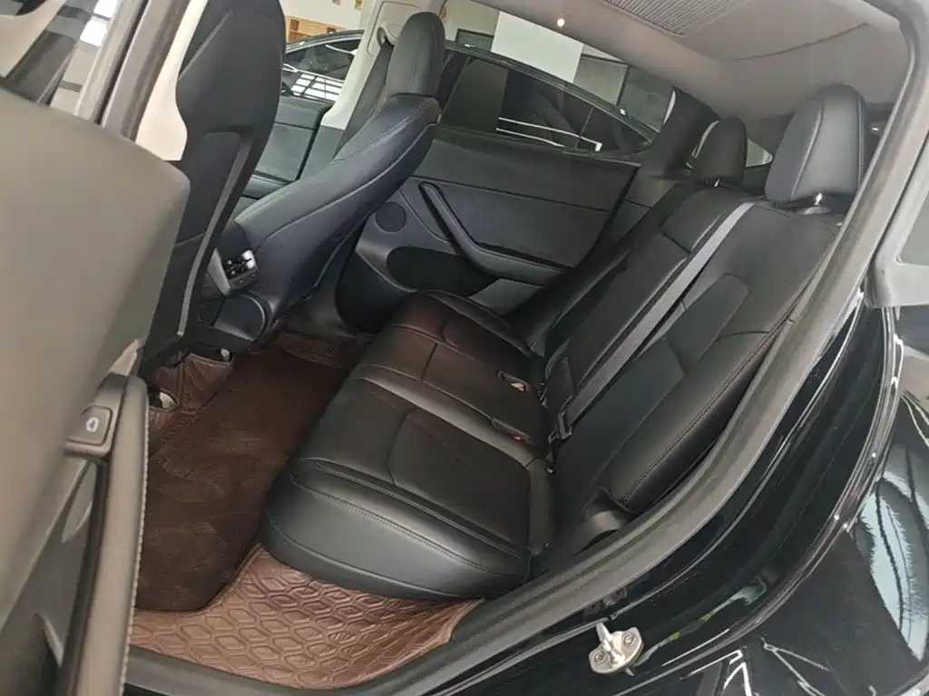 Tesla Model Y — миниатюра 17