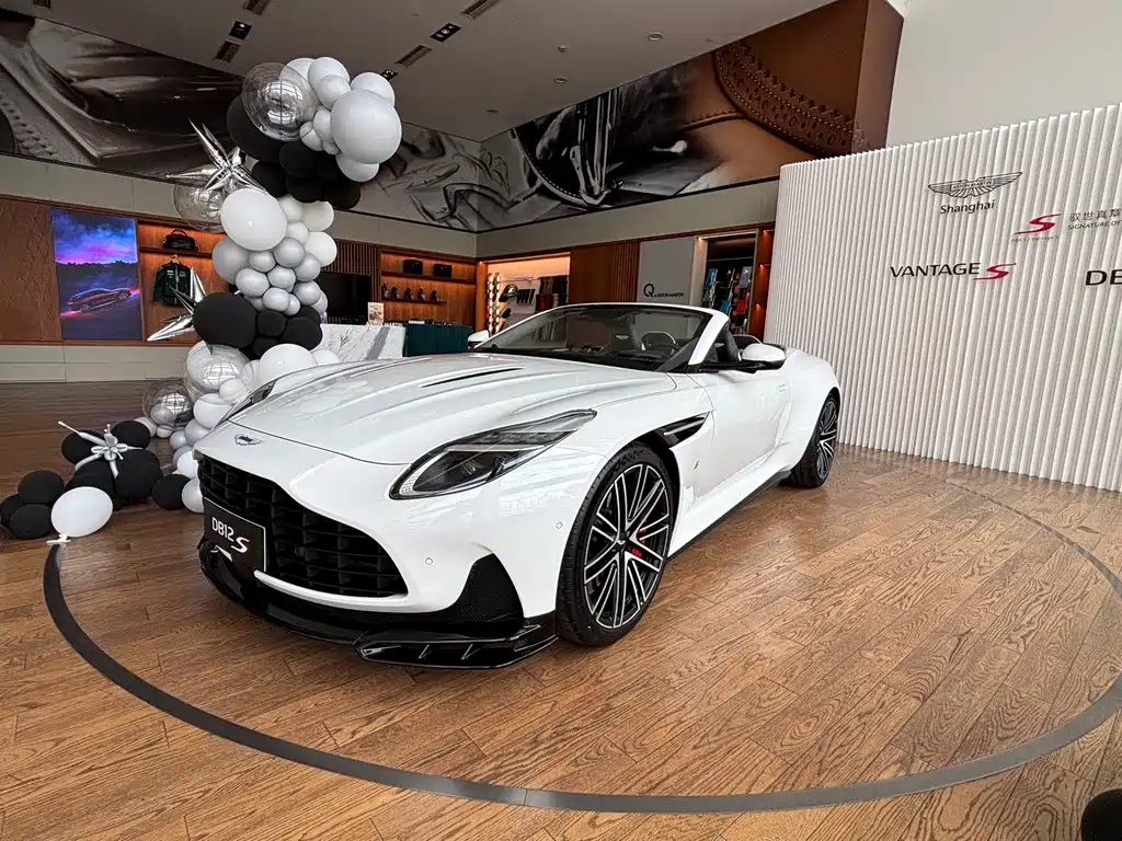 Aston Martin DB12 — миниатюра 2