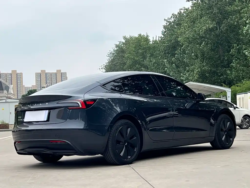 Tesla Model 3 — миниатюра 4