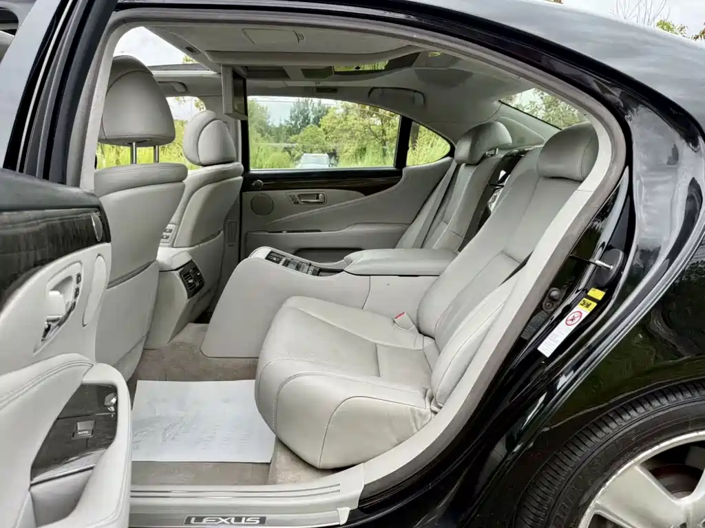 Lexus LS — миниатюра 6