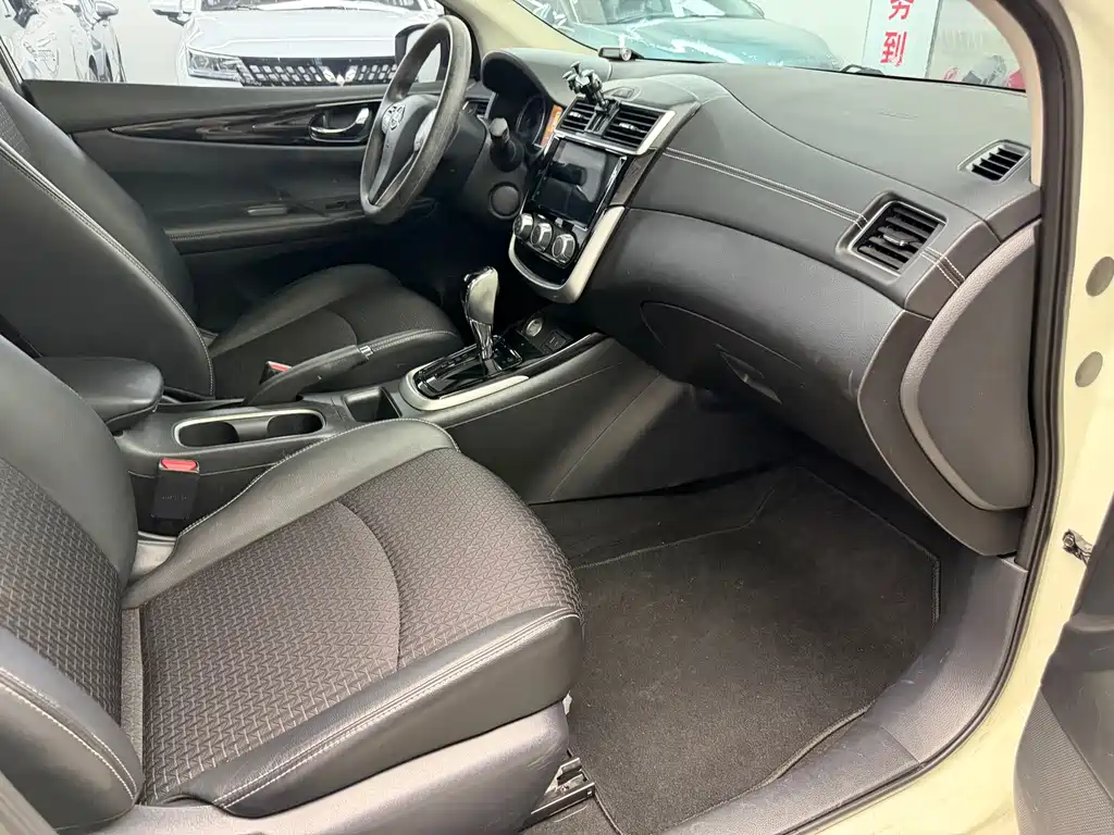 Nissan Tiida — миниатюра 8