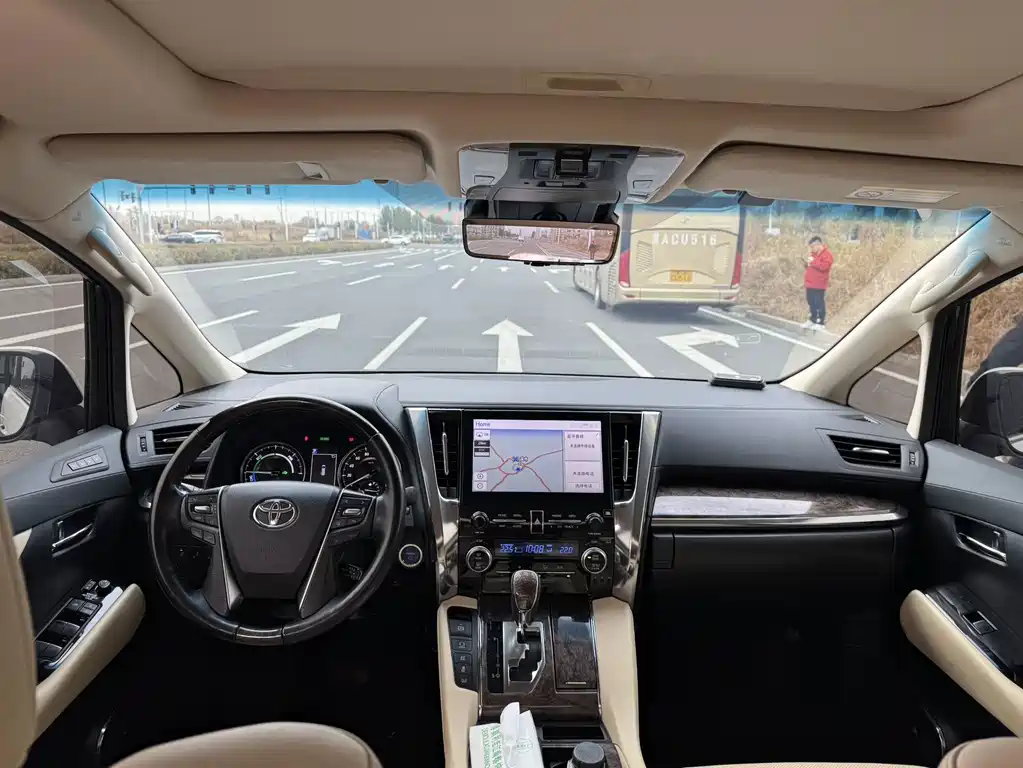 Toyota Alphard — миниатюра 7