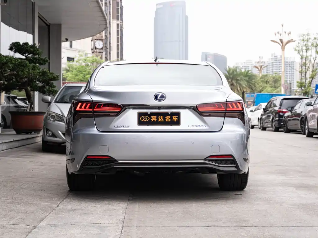 Lexus LS — миниатюра 5