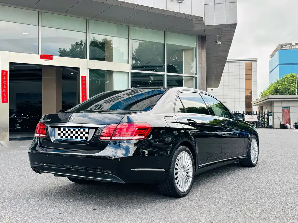 Mercedes-Benz E-Class — миниатюра 11