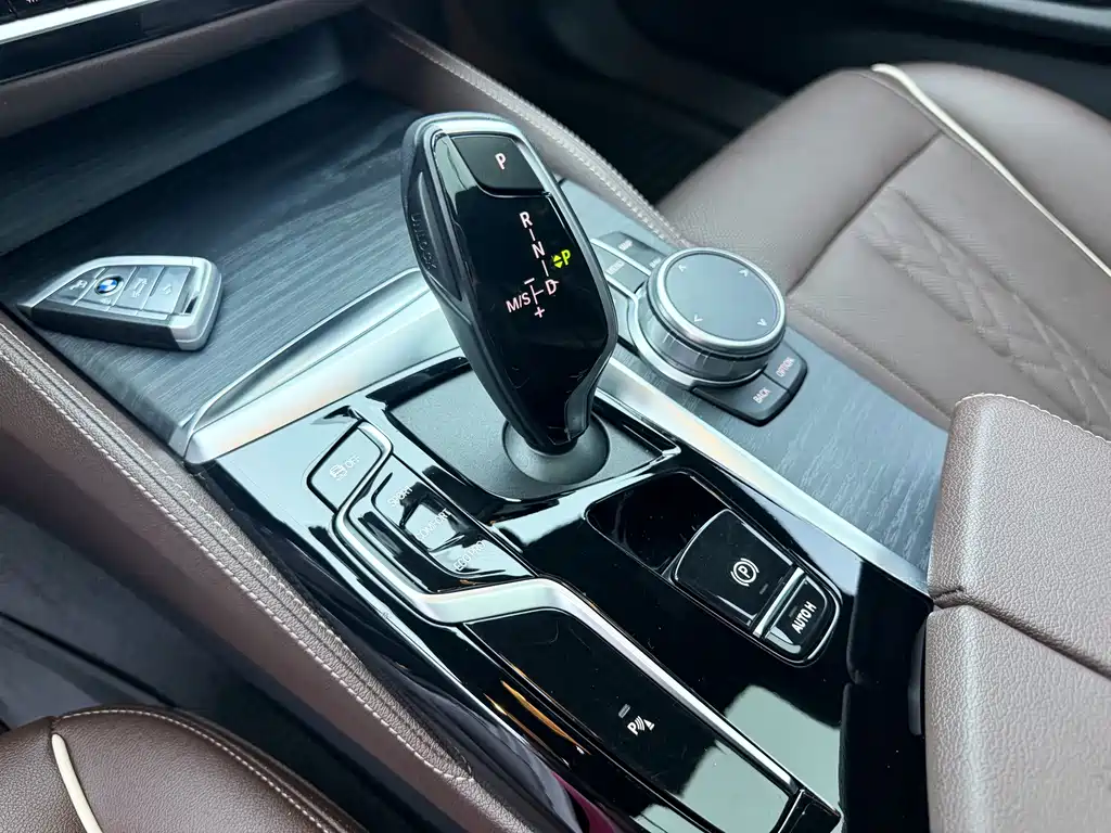 BMW 5 Series — миниатюра 13
