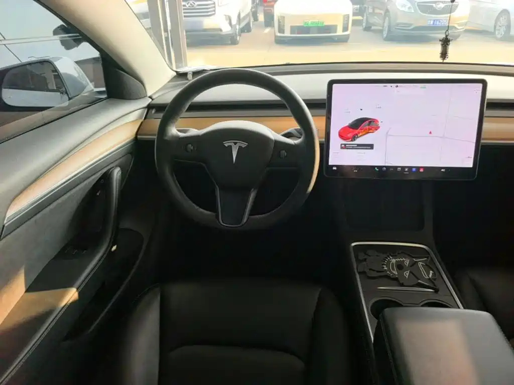 Tesla Model 3 — миниатюра 11