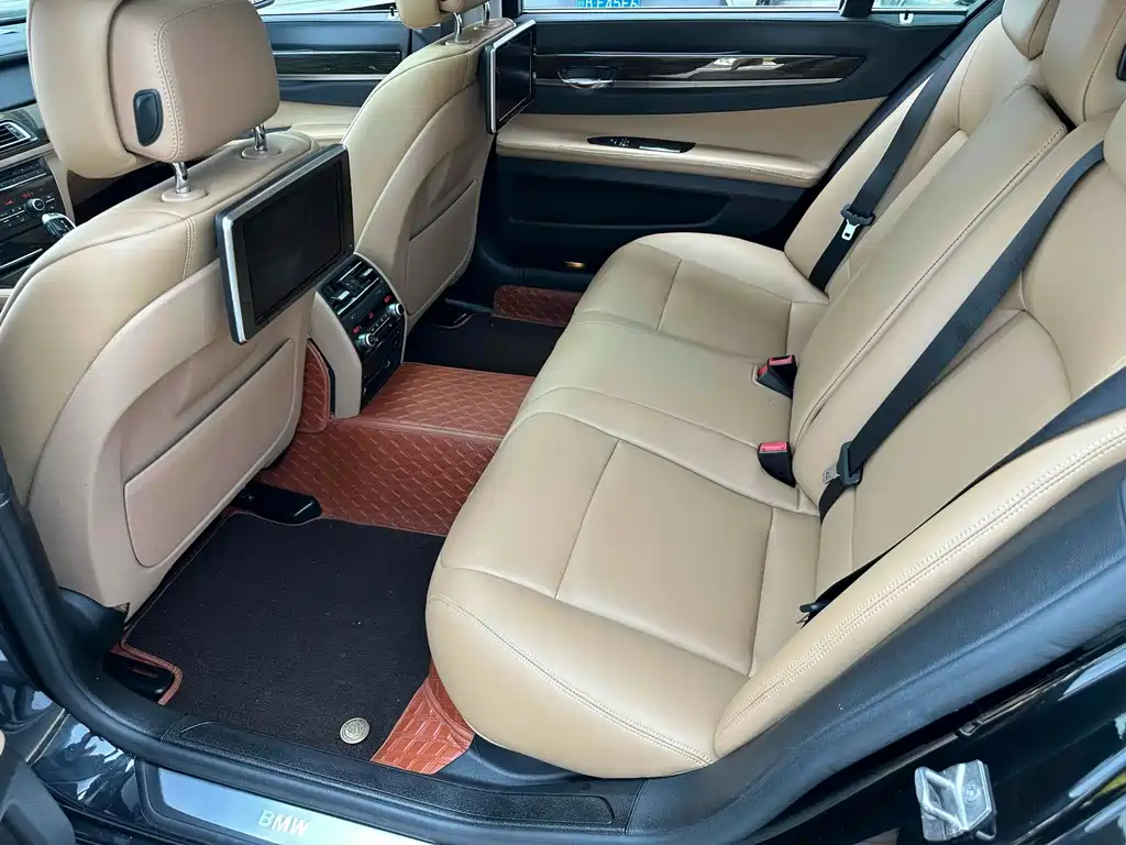 BMW 7 Series — миниатюра 5