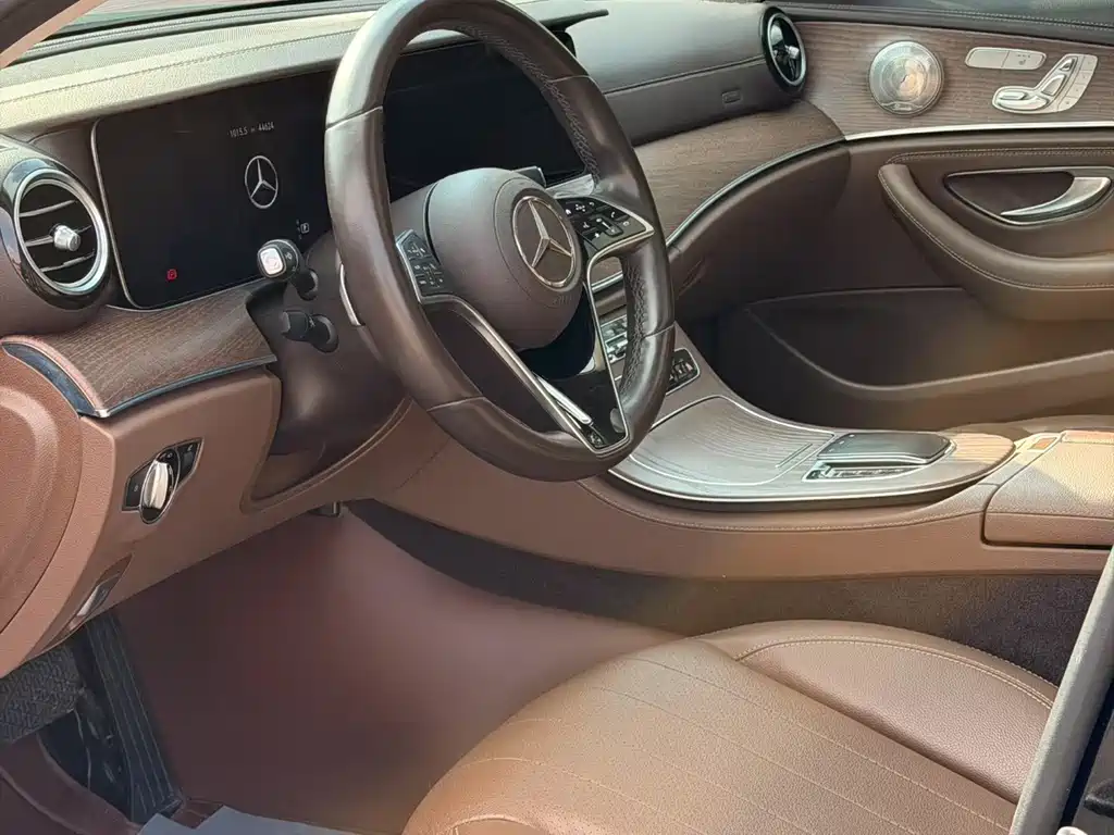 Mercedes-Benz E-Class — миниатюра 7