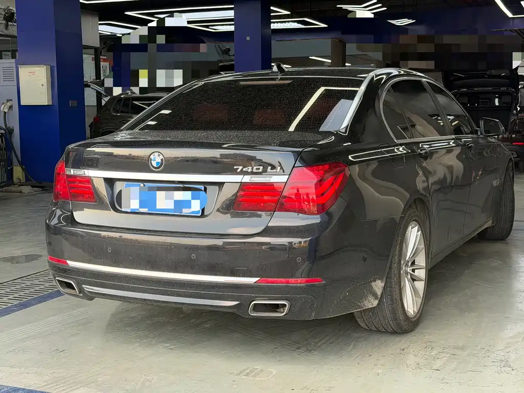 BMW 7 Series — миниатюра 9