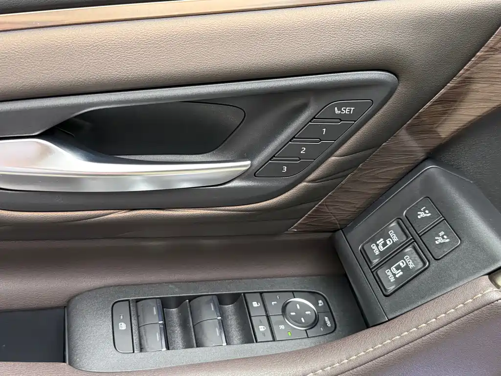 Toyota Alphard — миниатюра 31