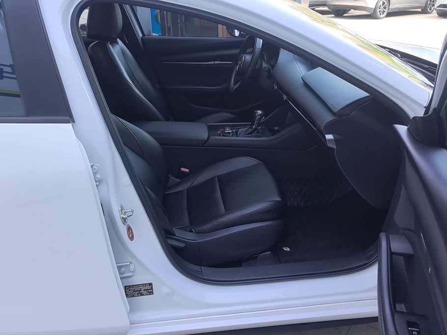 Mazda Mazda3 Axela 2.0 л 2022 г. Белый, пробег 36000 км