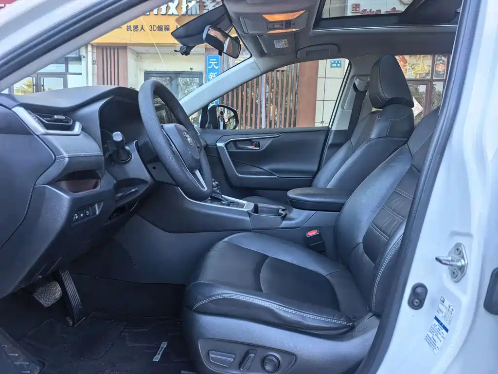 Toyota RAV4 — миниатюра 4