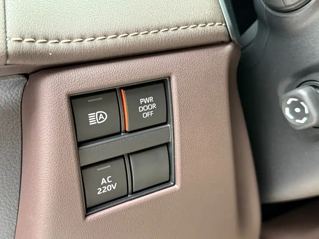Toyota Alphard — миниатюра 32