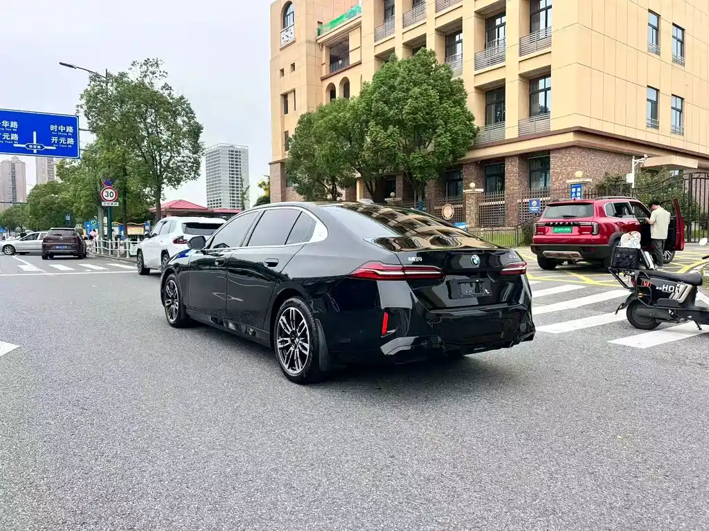 BMW 5 Series — миниатюра 9