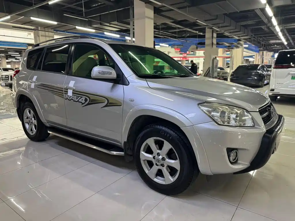 Toyota RAV4 — миниатюра 3