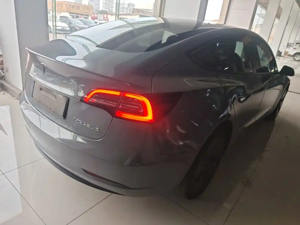 Tesla Model 3 — миниатюра 7