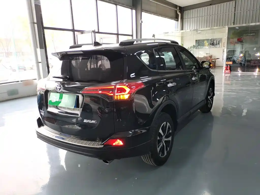 Toyota RAV4 — миниатюра 5
