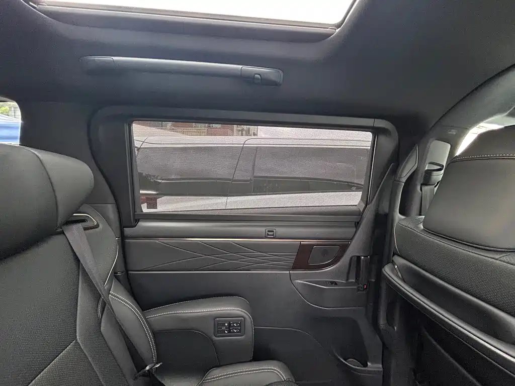 Toyota Alphard — миниатюра 11