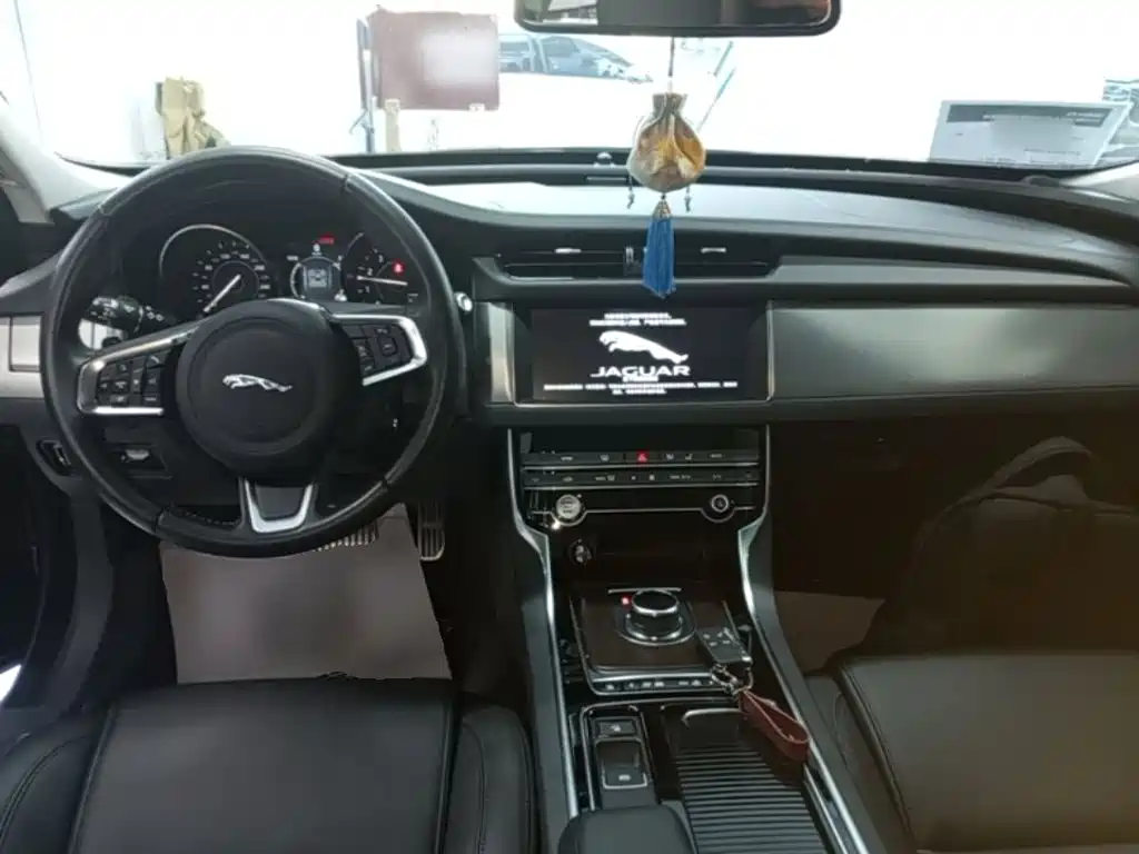 Jaguar XFL — миниатюра 10