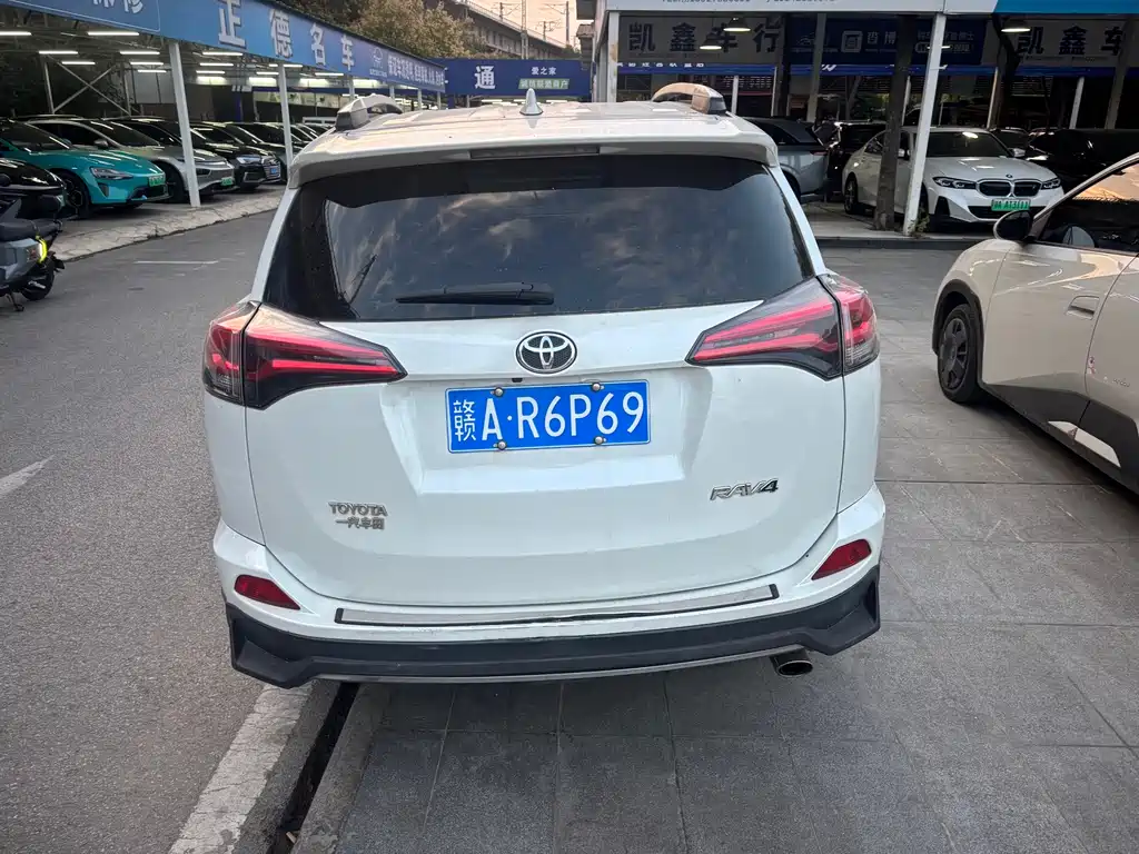 Toyota RAV4 — миниатюра 8
