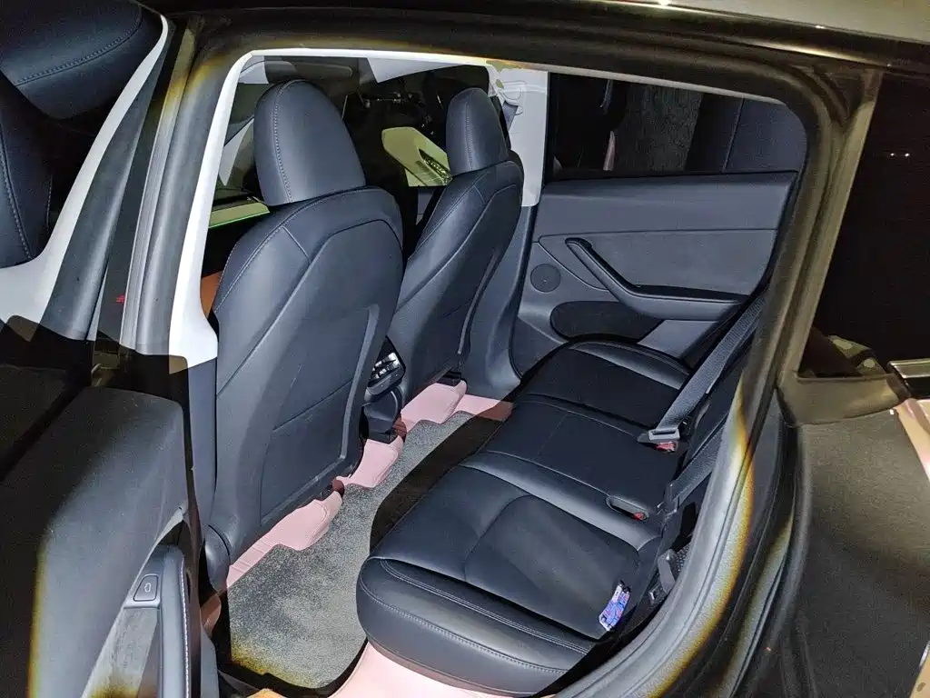 Tesla Model Y — миниатюра 13